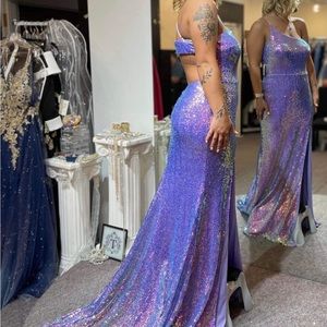 prom dress , worn once! Super comfy .. I love it